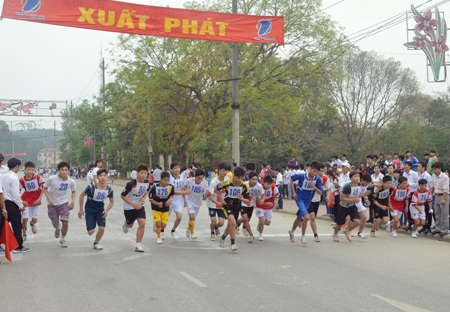 Các VĐV nội dung nam trẻ xuất phát tại Giải Việt dã truyền thống Báo Yên Bái lần thứ XII - năm 2014

